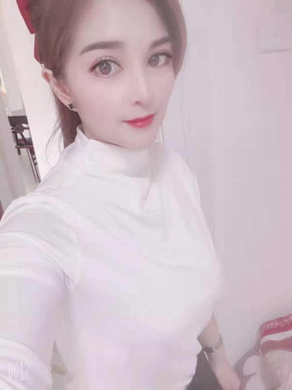 皮肤雪白御姐范甜甜